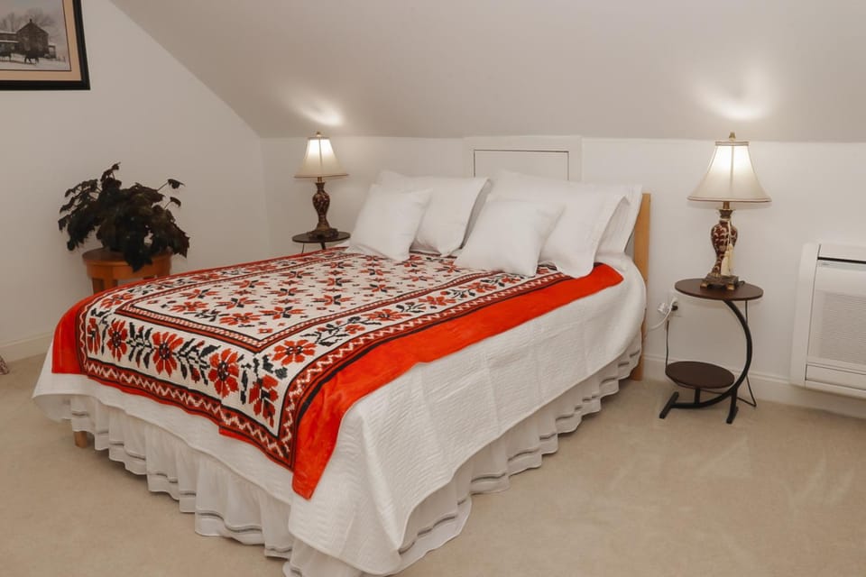 Ukrainian Getaway, 8 min to beach, World Cup 35 miles Apartment in Warren