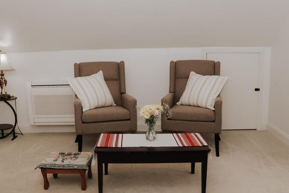 Ukrainian Getaway, 8 min to beach, World Cup 35 miles Apartment in Warren