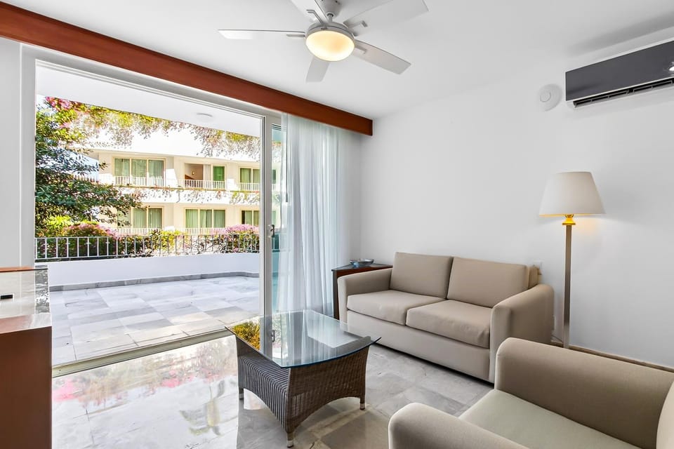 View (from property/room), Balcony/Terrace, Living room, Seating area, air conditioner
