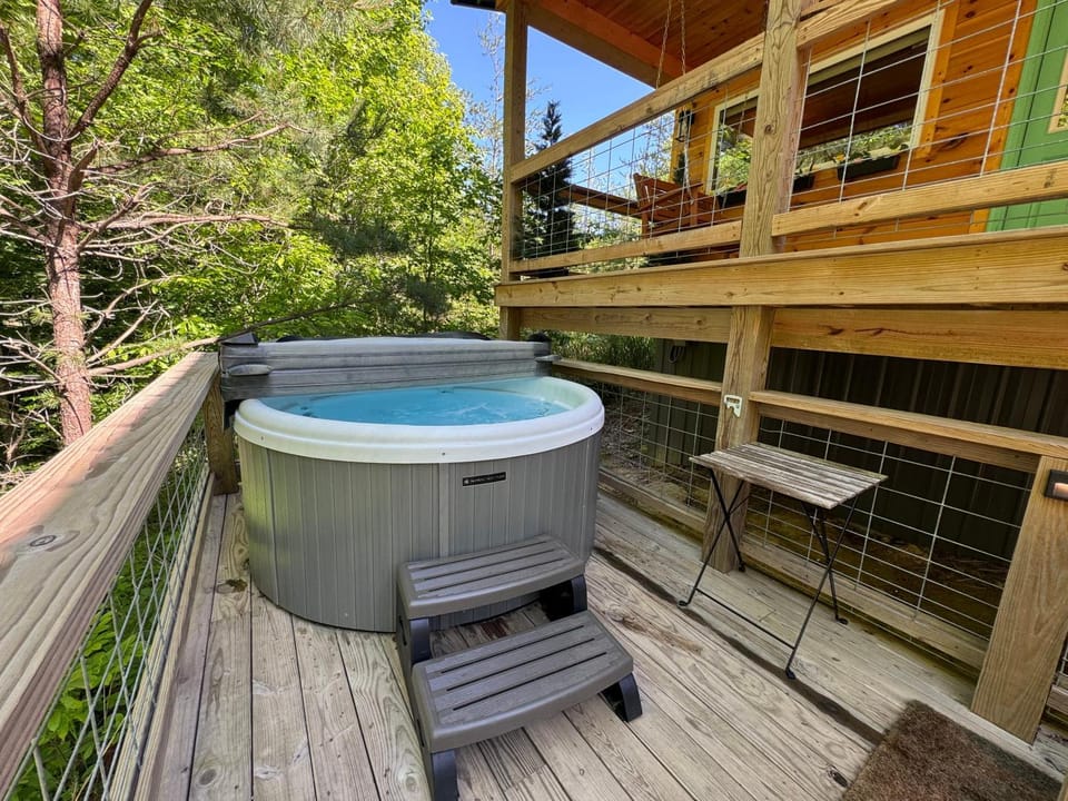 Muir's Retreat - Hot Tub - Pet Friendly - Private - Located Just Minutes from Nada Tunnel House in Kentucky