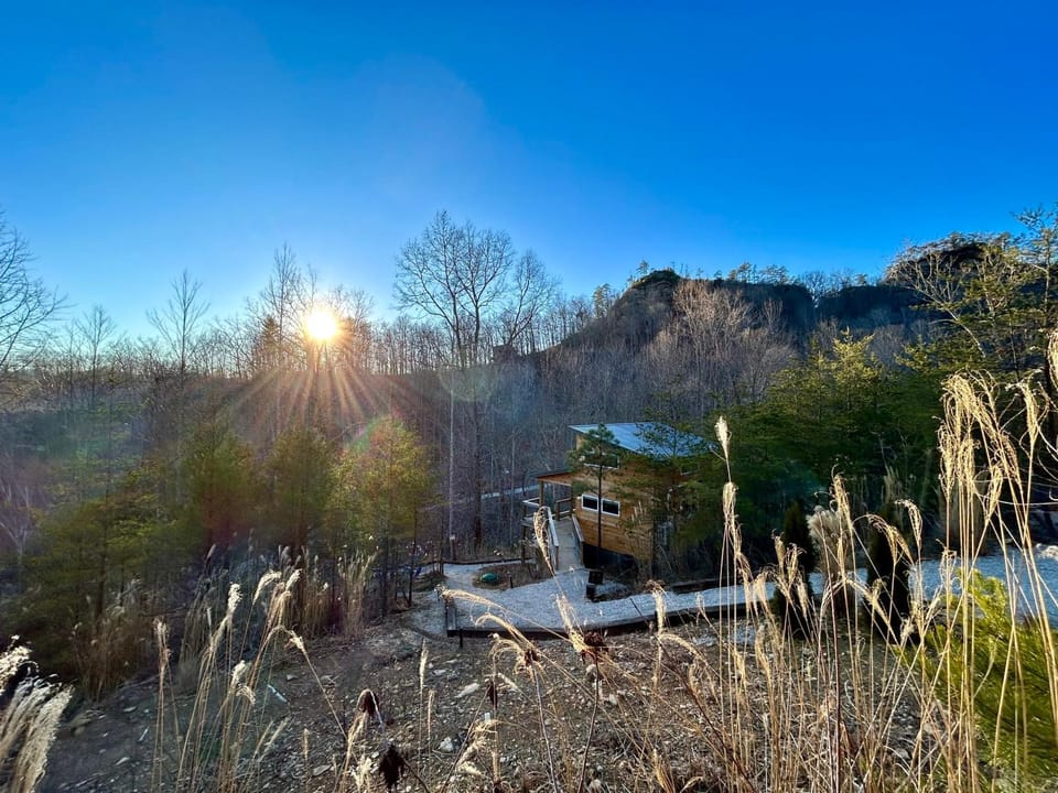 Muir's Retreat - Hot Tub - Pet Friendly - Private - Located Just Minutes from Nada Tunnel House in Kentucky