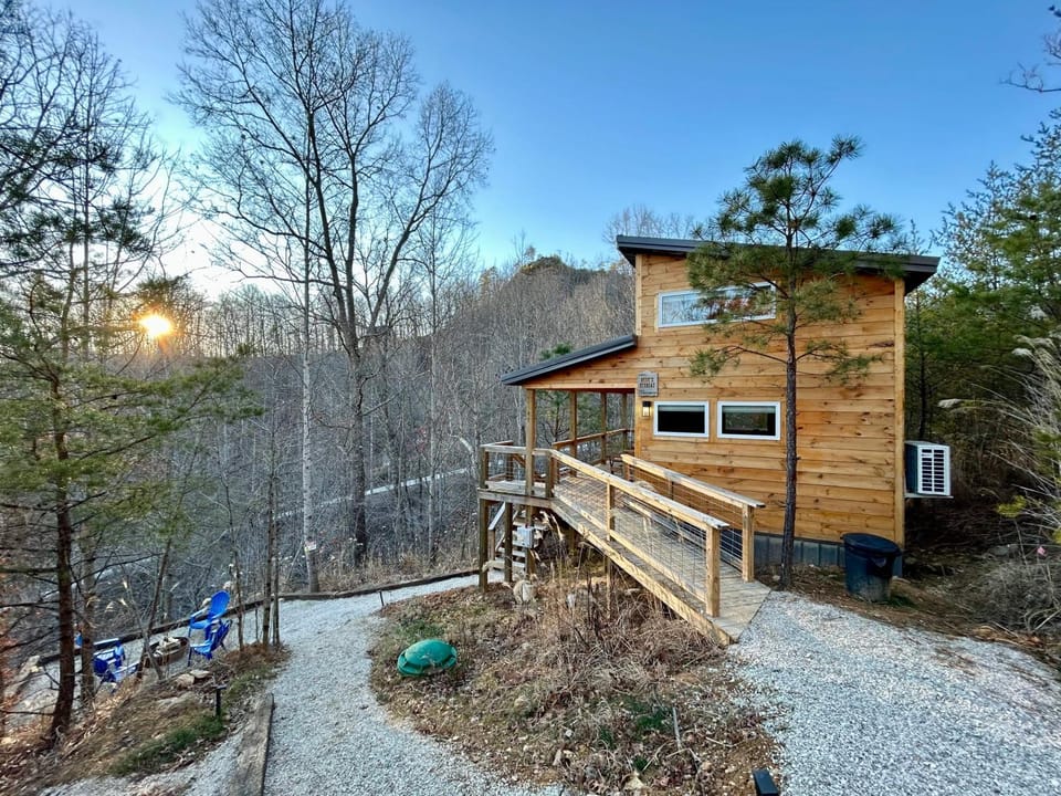 Muir's Retreat - Hot Tub - Pet Friendly - Private - Located Just Minutes from Nada Tunnel House in Kentucky