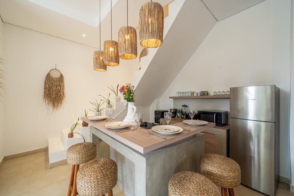 Kitchen or kitchenette, Dining area