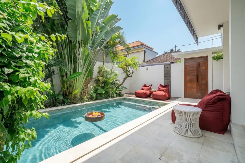 Patio, Swimming pool, sunbed