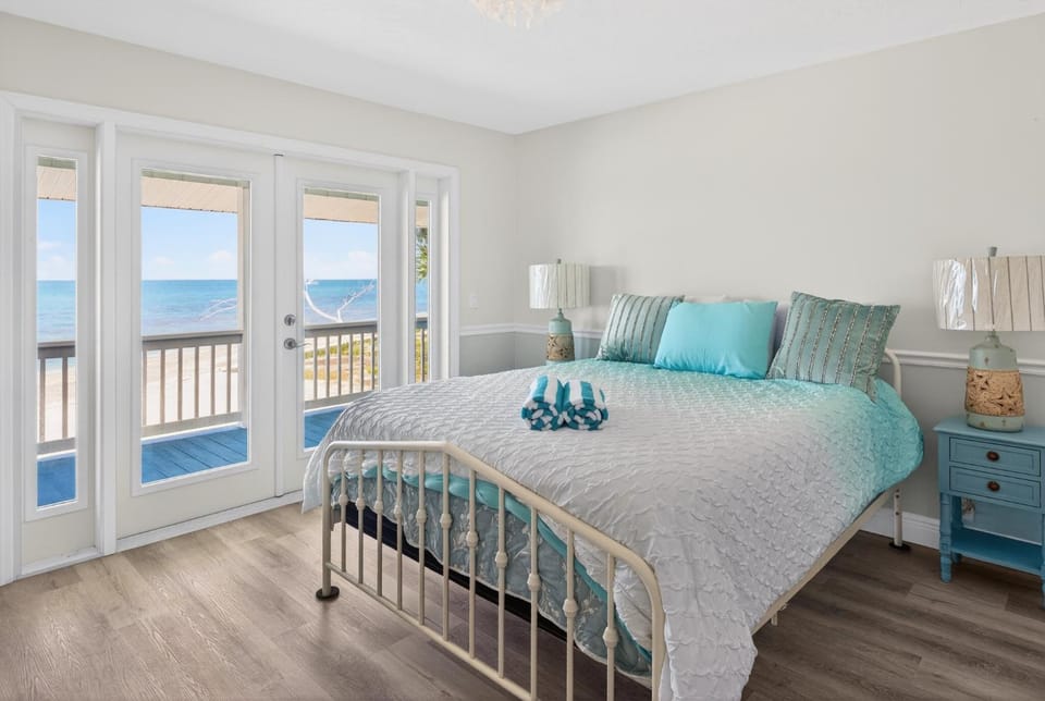 Paraiso Beach House Oceanfront Family-Friendly Views House in Englewood