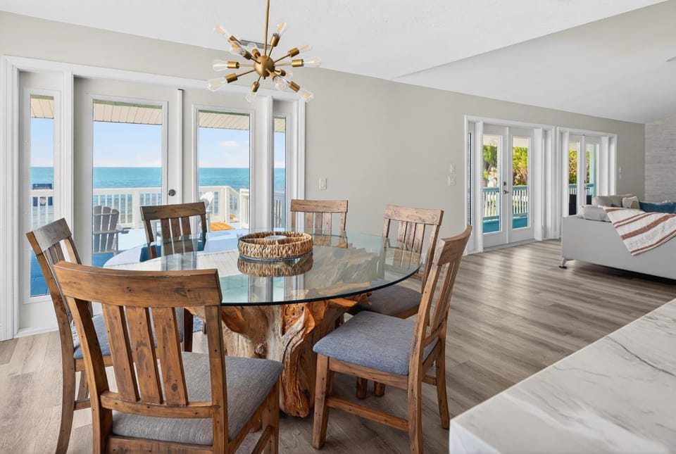Paraiso Beach House Oceanfront Family-Friendly Views House in Englewood