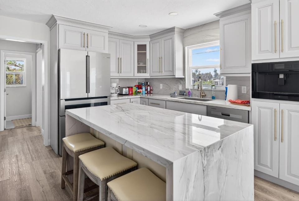 Paraiso Beach House Oceanfront Family-Friendly Views House in Englewood
