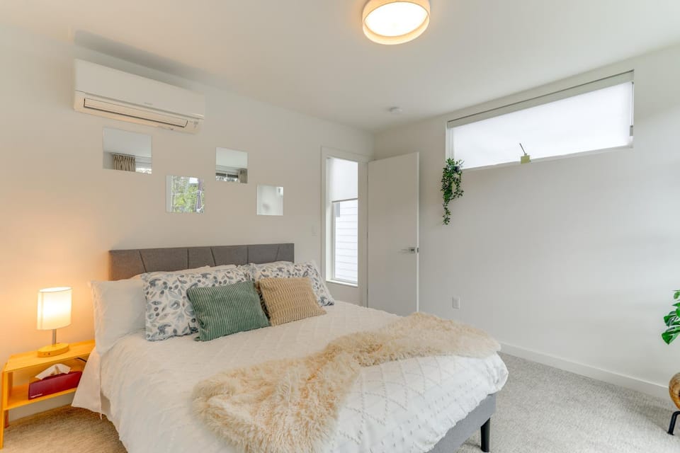 Perch - Modern Queen Anne Retreat with Rooftop & Guitar Apartment in Queen Anne