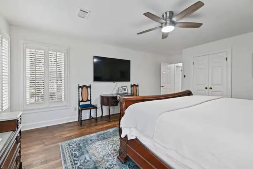 Photo of the whole room, Bedroom