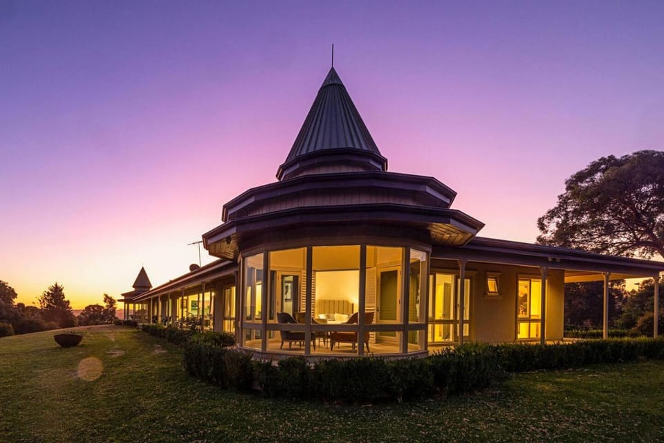 Cloudcrest Estate | Pool, Tennis, Golf & Kangaroos House in Melbourne