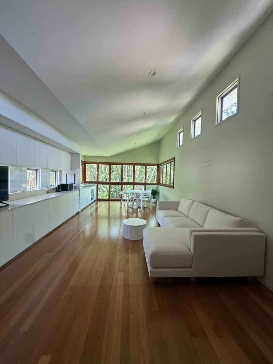 TV and multimedia, Living room, Photo of the whole room, Seating area, Dining area, kitchen