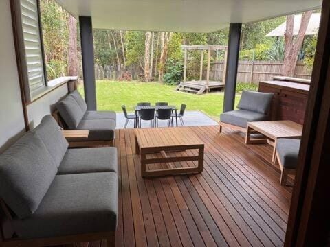 Property building, Patio, Day, Garden, Seating area, Dining area, Garden view