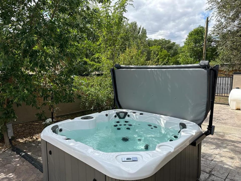 Coulee Estate - Hot Tub, Pool Table, Sleeps 10 House in Drumheller