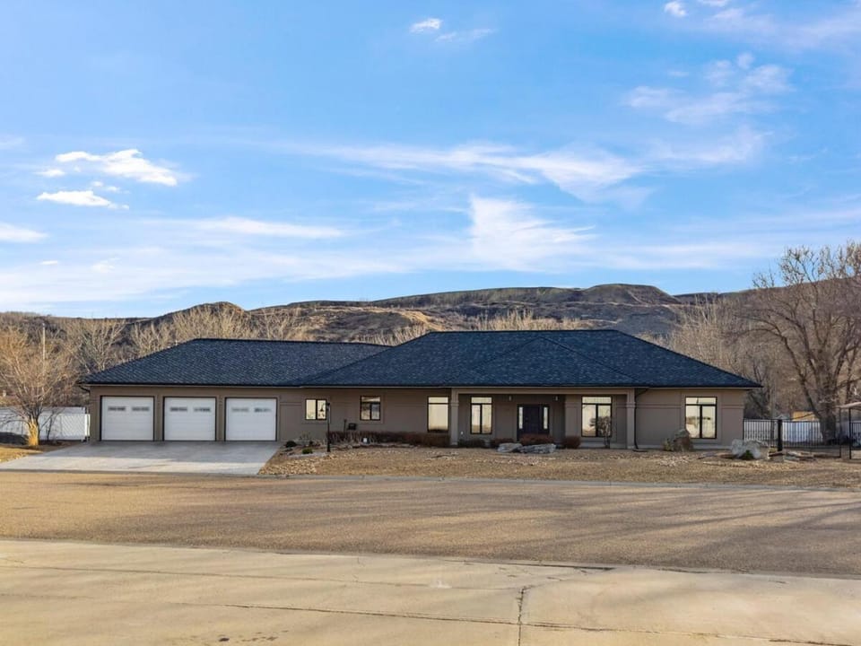 Coulee Estate - Hot Tub, Pool Table, Sleeps 10 House in Drumheller