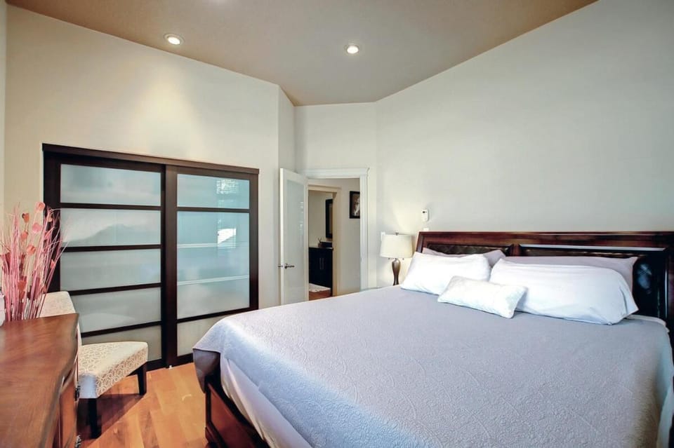 Coulee Estate - Hot Tub, Pool Table, Sleeps 10 House in Drumheller