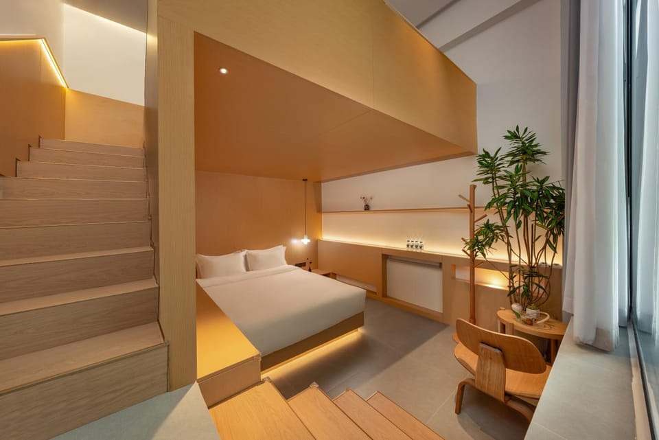 Bed, Photo of the whole room, Seating area, Bedroom
