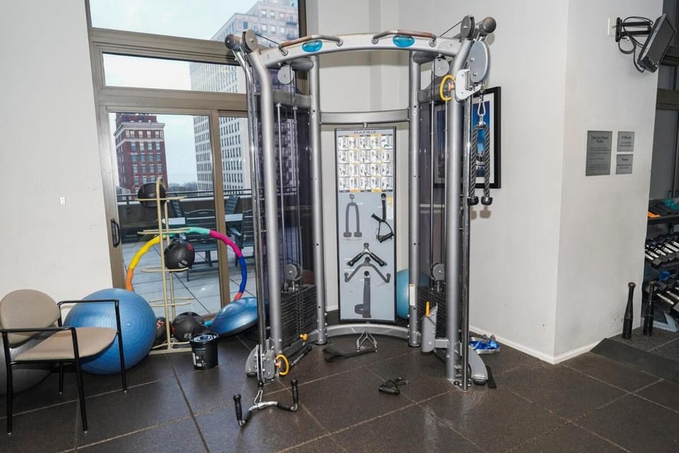 25th Floor 2BR Grant Park Suite with Balcony, Gym and Game Room Apartment in South Loop