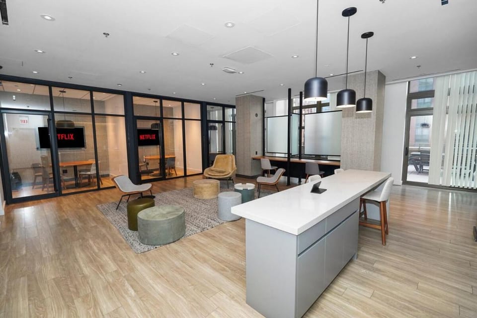 25th Floor 2BR Grant Park Suite with Balcony, Gym and Game Room Apartment in South Loop