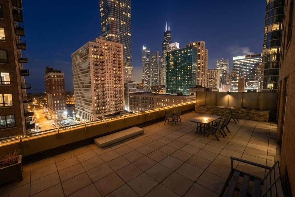 25th Floor 2BR Grant Park Suite with Balcony, Gym and Game Room Apartment in South Loop