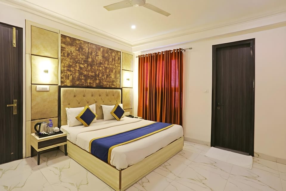 Bed, Photo of the whole room, Bedroom, fireplace, wardrobe