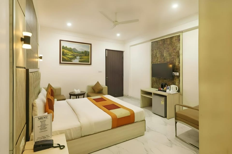 Bed, TV and multimedia, Photo of the whole room, Bedroom, fireplace, wardrobe