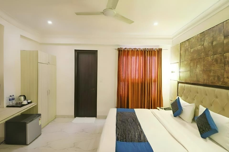 Bed, TV and multimedia, Photo of the whole room, Bedroom, fireplace, air conditioner