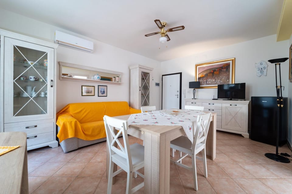 Communal lounge/ TV room, TV and multimedia, Living room, Seating area, Dining area, air conditioner