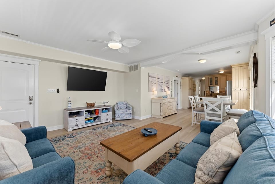 Spacious 4 BR Beach Condo with a Private Balcony, Parking, & Out House in Wildwood