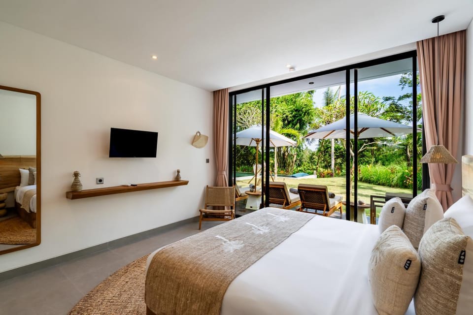 Bed, TV and multimedia, Seating area, Bedroom, Garden view