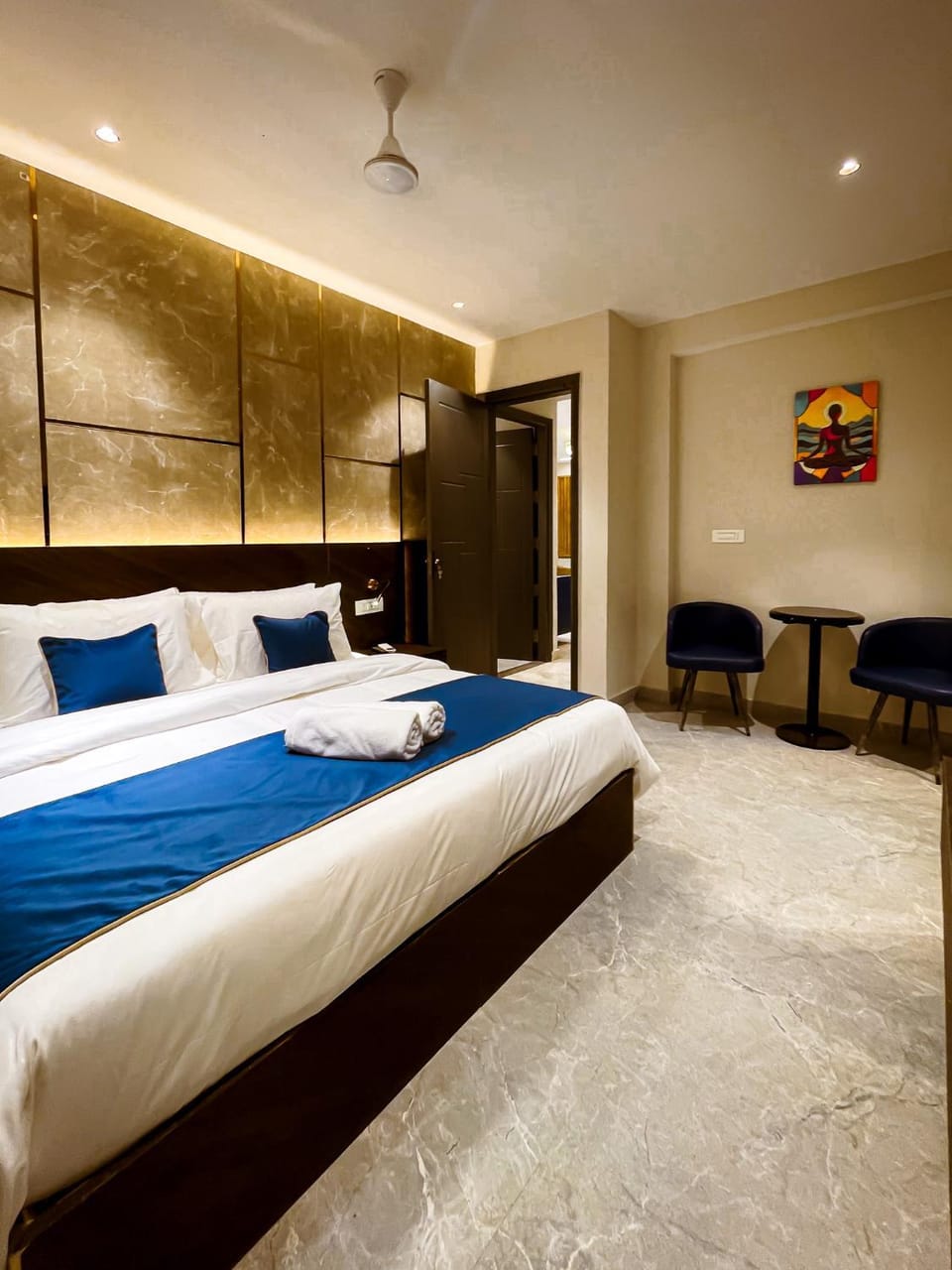 Bed, Photo of the whole room, Seating area, Bedroom