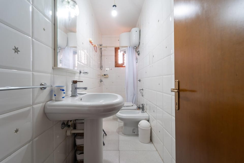 Shower, Toilet, Bathroom, bidet, towels