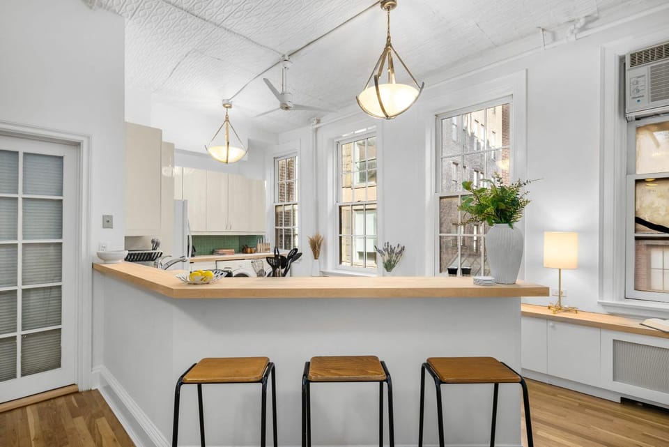 Kitchen or kitchenette, minibar