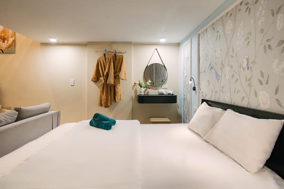 Bed, Bedroom, towels