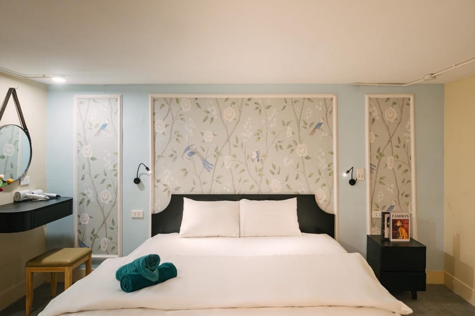 Bed, Bedroom, towels