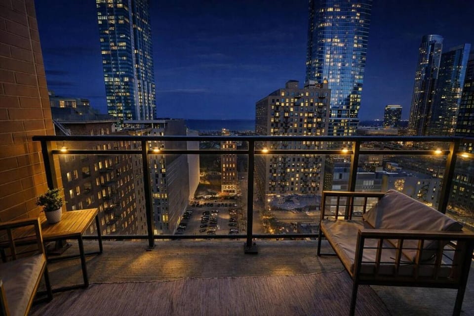21st Floor Skyline 2BR Near Grant Park & Field Museum Apartment in South Loop