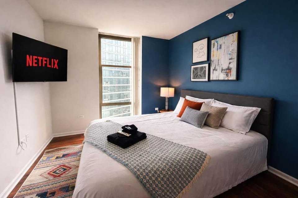 Grant Park 2BR Condo with Balcony Skyline View & Gym in Chicago Downtown Apartment in South Loop