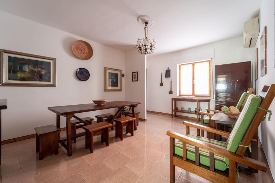 Living room, Seating area, Dining area, Lunch