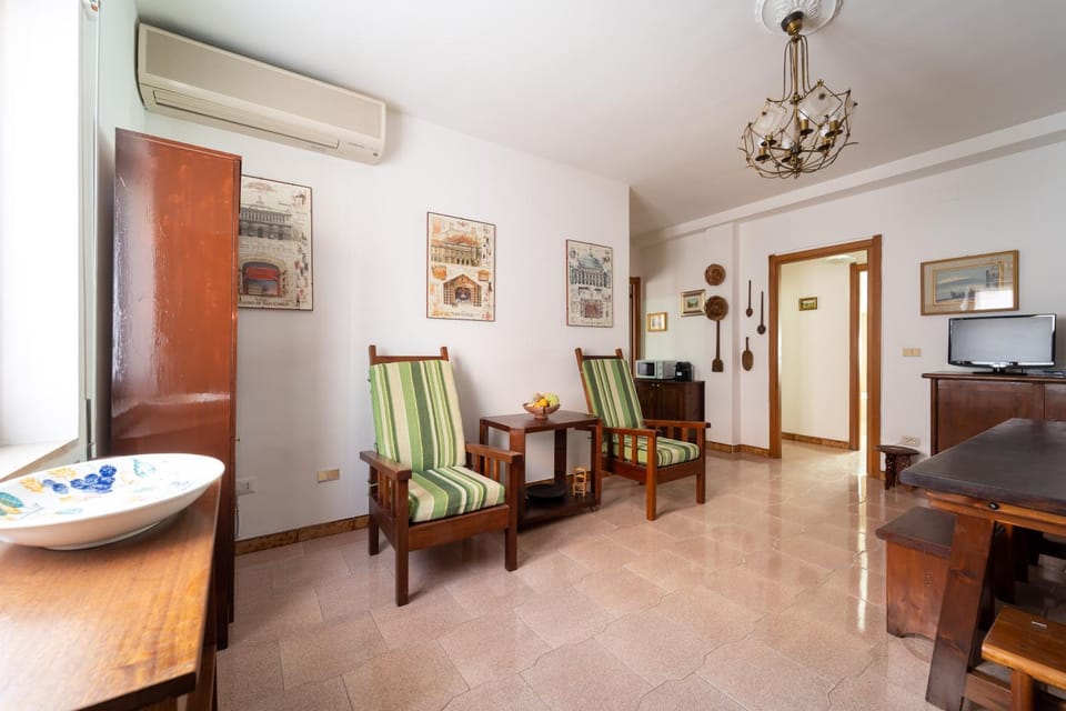 Communal lounge/ TV room, Seating area, Breakfast, microwave, air conditioner