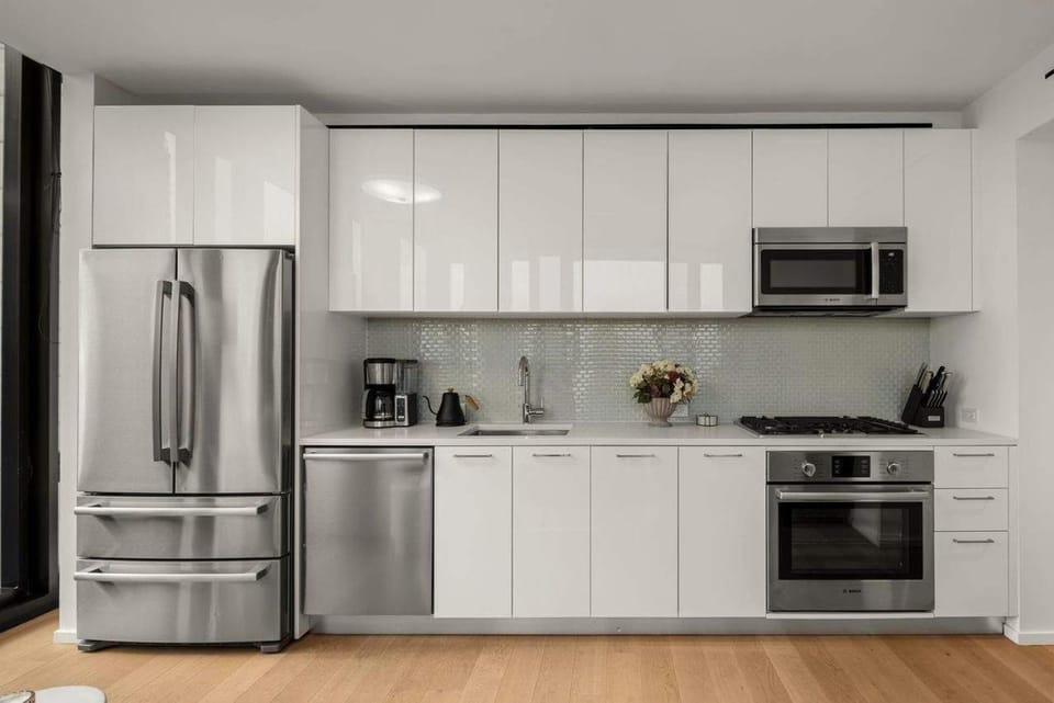 Embassy I 21st floor 2BR with Doorman Gym Pool Apartment in Midtown