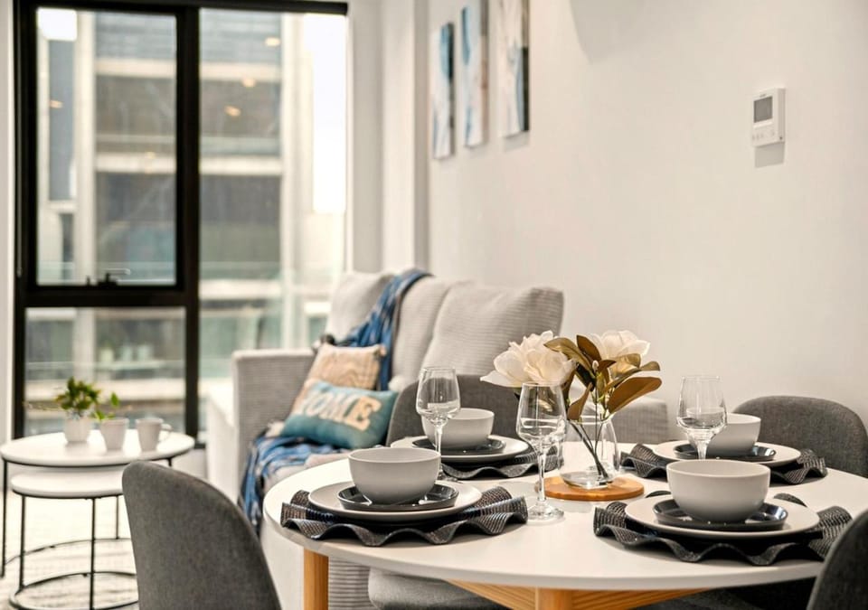 Coffee/tea facilities, Living room, Seating area, Dining area