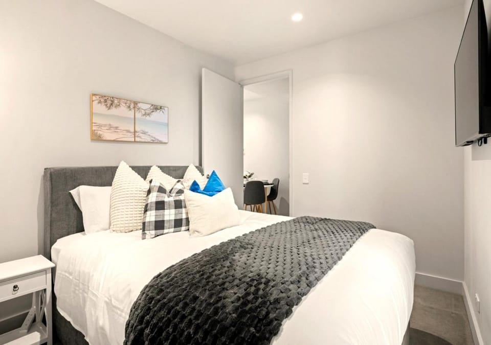 Bed, TV and multimedia, Bedroom