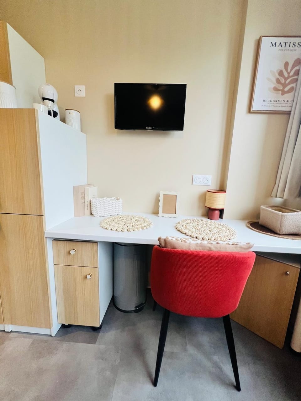 Seating area, Dining area