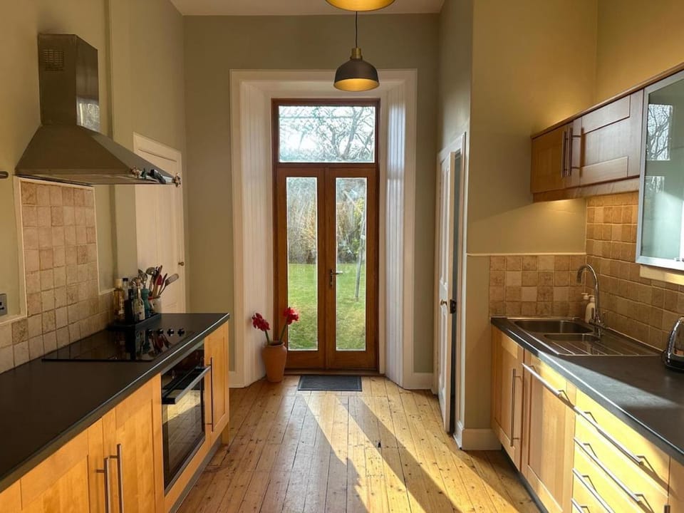 Coffee/tea facilities, Kitchen or kitchenette, dishwasher, stove, washing machine