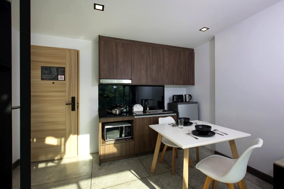 Kitchen or kitchenette, Dining area, stove, toaster