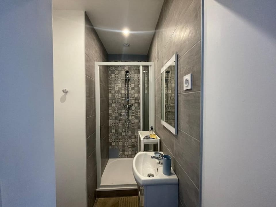 Studio au pied du Château Wi-Fi Proche Gare Apartment in Montluçon