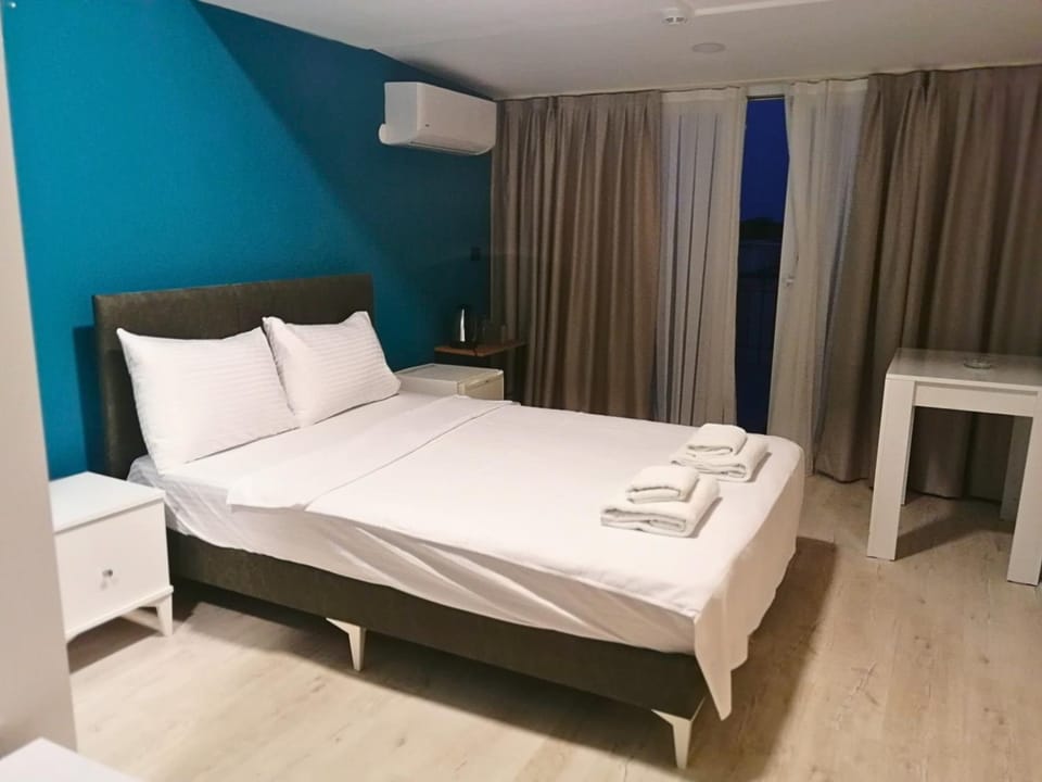 Bed, Bedroom, towels