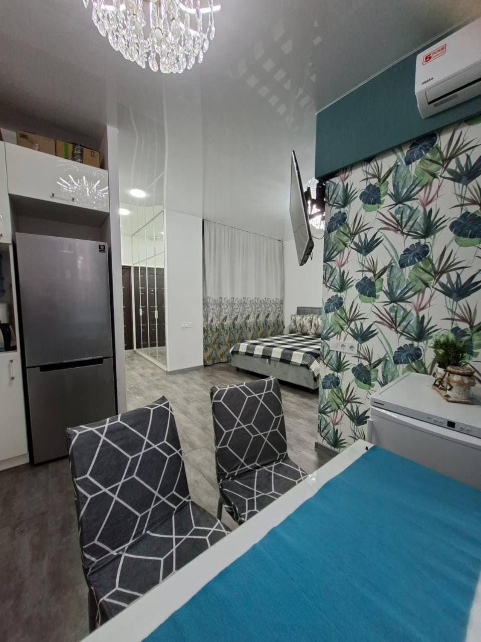 Photo of the whole room, air conditioner