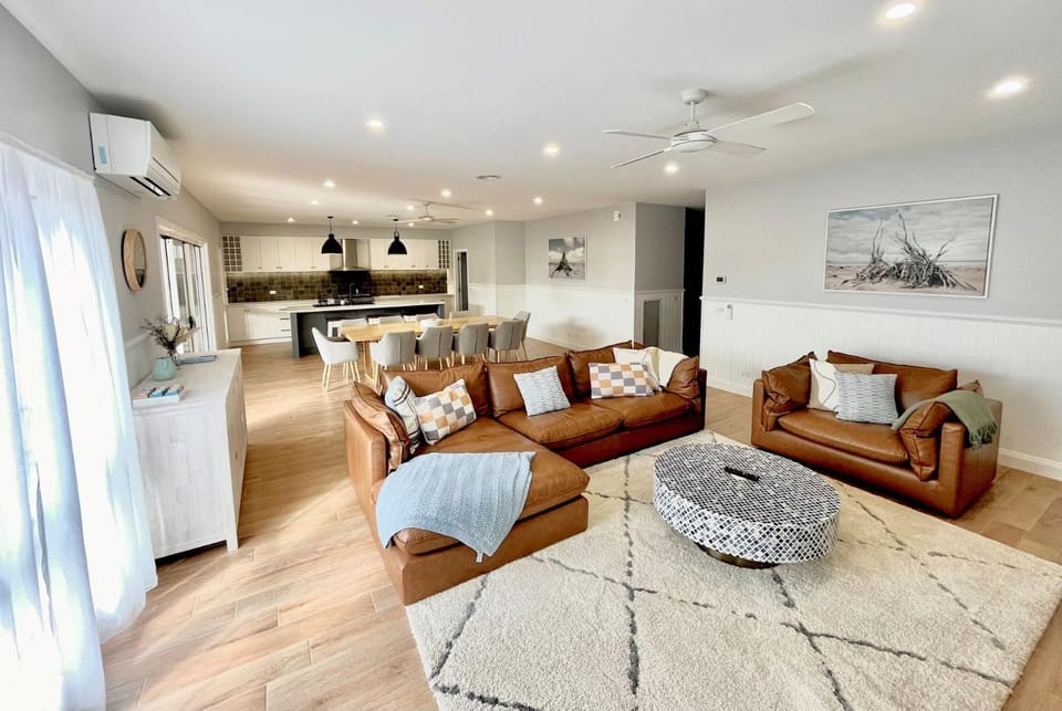 Living room, Seating area, Dining area