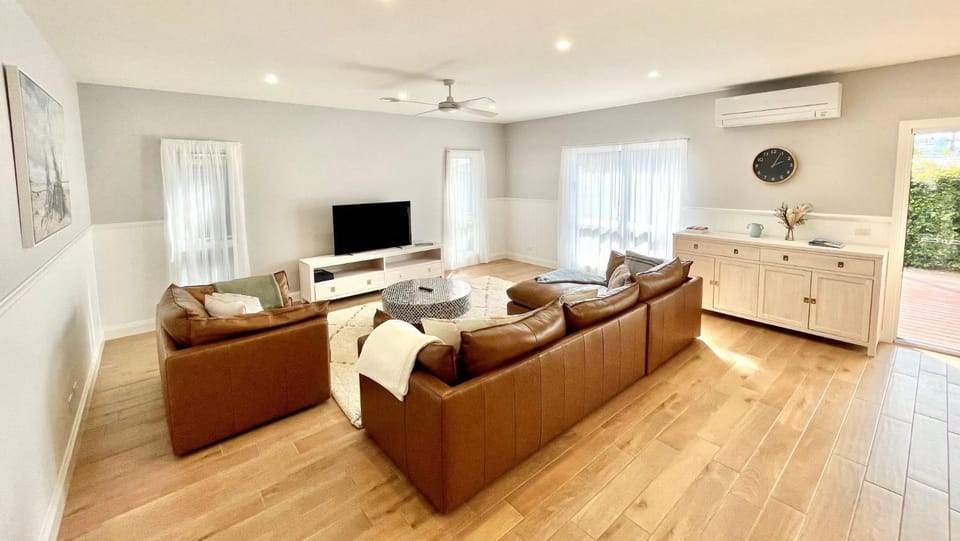 TV and multimedia, Living room, Seating area, air conditioner