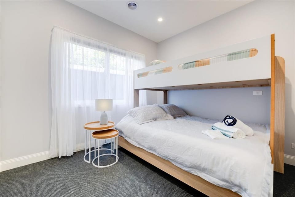 Bedroom, bunk bed
